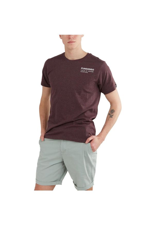 FUNDANGO - T-shirt męski Fundango Basic - T Logo-7 krótki rękaw. Kolor: czerwony. Długość rękawa: krótki rękaw. Długość: krótkie