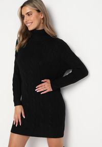 Born2be - Czarna Sweterkowa Mini Sukienka z Szerokim Golfem i Ściągaczami Patricime. Typ kołnierza: golf. Kolor: czarny. Długość: mini