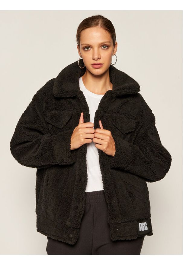Kożuch Ugg. Kolor: czarny