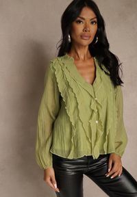 Renee - Zielona Koszulowa Bluzka z Dekoltem V i Falbankami Calomia. Okazja: na spotkanie biznesowe, do pracy. Typ kołnierza: kołnierz z falbankami. Kolor: zielony. Materiał: skóra, jeans. Styl: biznesowy #3