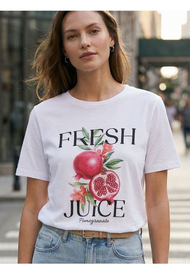 Sinsay - Bawełniana koszulka z nadrukiem - biały. Kolor: biały. Materiał: bawełna. Wzór: nadruk