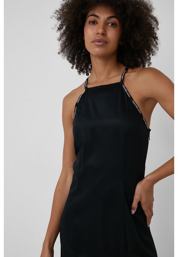 Calvin Klein Jeans sukienka kolor czarny mini rozkloszowana. Kolor: czarny. Materiał: tkanina. Długość rękawa: na ramiączkach. Wzór: gładki. Typ sukienki: rozkloszowane. Długość: mini