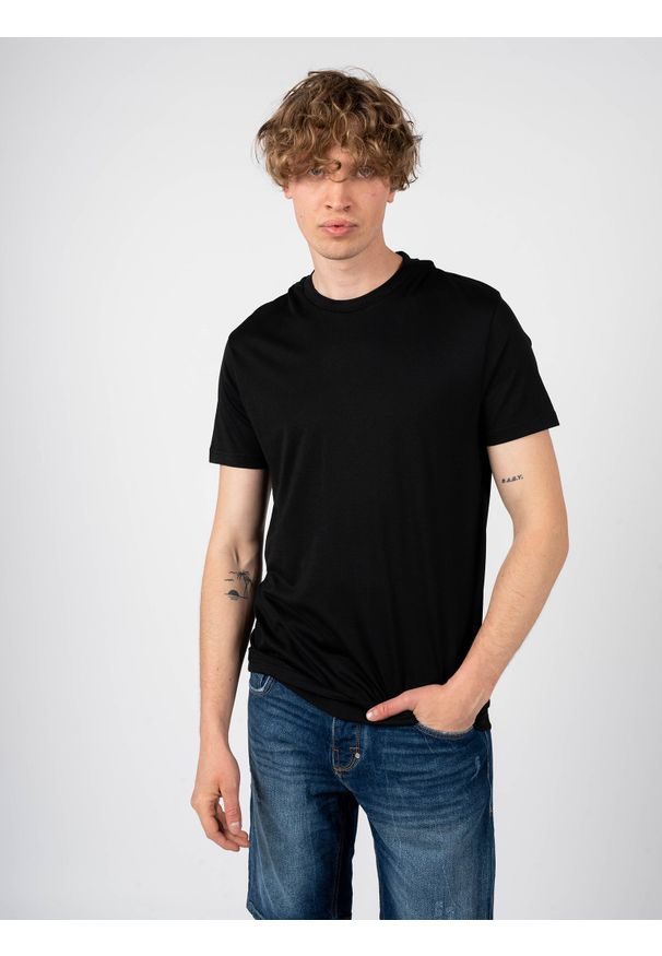 Les Hommes T-shirt | LS234335-469U | Back Lable | Mężczyzna | Czarny. Okazja: na co dzień. Kolor: czarny. Materiał: lyocell, bawełna. Wzór: aplikacja. Styl: casual