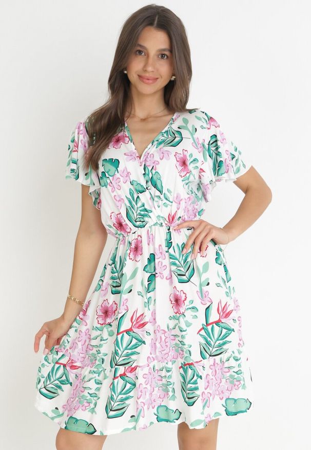 Born2be - Biała Sukienka Mini z Gumką w Pasie i Krótkimi Rękawami z Wiskozy Ferny. Okazja: na co dzień. Typ kołnierza: dekolt kopertowy. Kolor: biały. Materiał: wiskoza. Długość rękawa: krótki rękaw. Typ sukienki: kopertowe. Styl: casual. Długość: mini