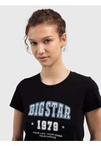 Big-Star - Koszulka damska bawełniana z dużym nadrukiem na piersi czarna Rismela 906. Kolor: czarny. Materiał: bawełna. Wzór: nadruk. Styl: retro, vintage