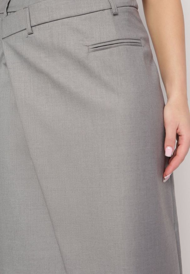 Born2be - Ciemnoszara Kopertowa Spódnica Maxi Asymetryczna z Rozcięciem Arilore. Kolor: szary. Styl: elegancki
