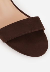 Renee - Ciemnobrązowe Basicowe Sandały na Słupku Vices z Paskiem Wokół Kostki Varhira. Okazja: na randkę, na ślub cywilny, na wesele. Zapięcie: pasek. Kolor: brązowy. Materiał: satyna. Obcas: na słupku. Styl: elegancki, klasyczny #7