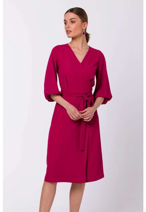 Sukienki.shop - Sukienka elegancka kopertowa z bufiastymi rękawami śliwka. Okazja: do pracy. Kolor: czarny. Typ sukienki: kopertowe. Styl: elegancki