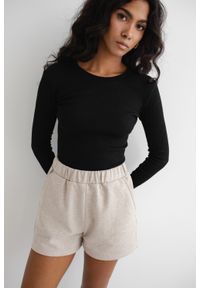 Marsala - Dopasowany top z długim rękawem z prążkowanej dzianiny w kolorze TOTALLY BLACK - MOODY. Materiał: dzianina, prążkowany. Długość rękawa: długi rękaw. Długość: długie #1