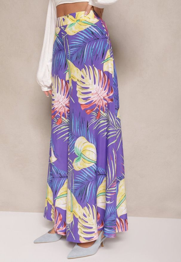 Renee - Niebieskie Spodnie z Wiskozy High Waist o Szerokim Kroju z Motywem Liści Senevira. Okazja: na co dzień. Stan: podwyższony. Kolor: niebieski. Materiał: wiskoza. Styl: casual, elegancki