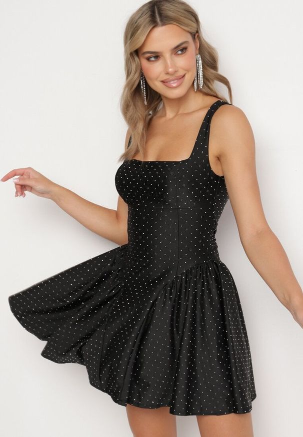 Born2be - Czarna Rozkloszowana Sukienka z Usztywnionymi Miseczkami i Cyrkoniami Esaltia. Typ kołnierza: dekolt kwadratowy. Kolor: czarny. Materiał: tkanina. Długość rękawa: na ramiączkach. Wzór: aplikacja. Styl: wizytowy, elegancki