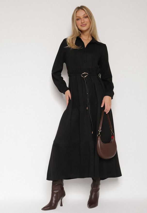 Born2be - Czarna Wiskozowa Koszulowa Sukienka o Rozkloszowanym Kroju z Paskiem Retirna. Okazja: na co dzień. Kolor: czarny. Materiał: wiskoza. Typ sukienki: koszulowe. Styl: klasyczny, casual