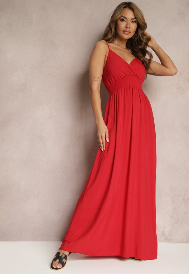 Renee - Bordowa Sukienka Sterinig. Kolor: czerwony. Materiał: bawełna. Długość rękawa: na ramiączkach. Typ sukienki: kopertowe. Długość: maxi