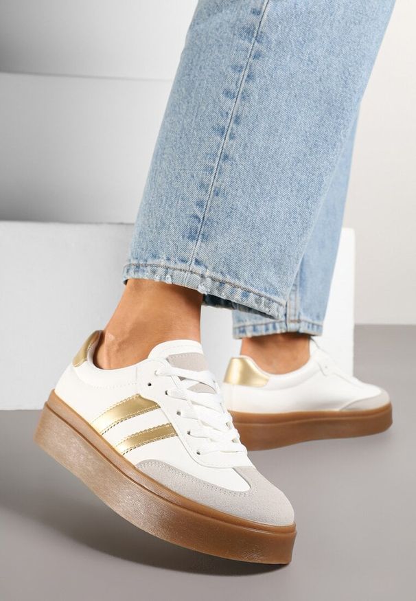 Born2be - Biało-Złote Sneakersy w Stylu Kultowych Tenisówek na Grubej Podeszwie Carilne. Okazja: na co dzień. Kolor: biały. Materiał: jeans