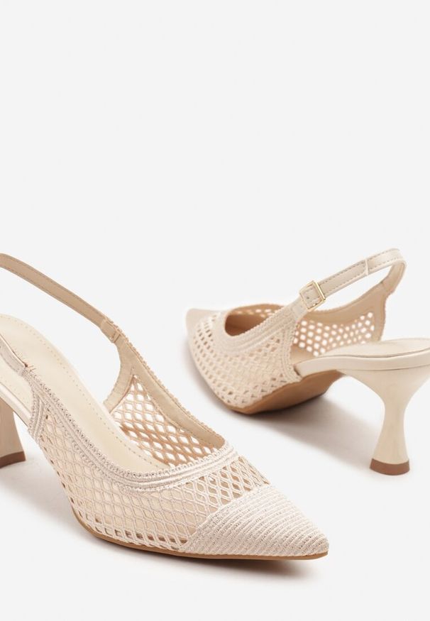 Renee - Beżowe Sandały Slingback na Klepsydrze z Szydełkową Cholewką i Noskiem w Szpic Mairita. Okazja: na co dzień. Zapięcie: pasek. Kolor: beżowy. Styl: elegancki, casual