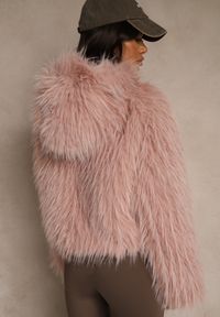 Renee - Różowa Kurtka Futerko z Kapturem i Zapięciem na Suwak Zetora. Okazja: na co dzień. Typ kołnierza: kaptur. Kolor: różowy. Materiał: futro. Wzór: gładki. Styl: casual, street #3