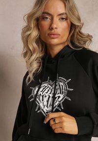 Renee - Czarna Klasyczna Bluza z Nadrukiem na Przodzie i Kapturem Inalle. Kolor: czarny. Wzór: nadruk. Sezon: zima, jesień. Styl: klasyczny