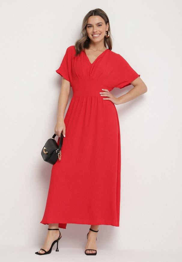 Born2be - Czerwona Rozkloszowana Sukienka z Gumką w Talii i Dekoltem w Serek Iffara. Okazja: do pracy, na co dzień, na spotkanie biznesowe. Typ kołnierza: dekolt w serek. Kolor: czerwony. Styl: casual, biznesowy