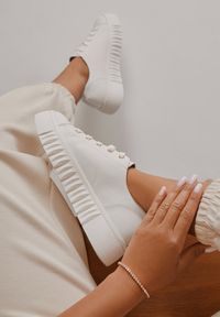 Born2be - Białe Sznurowane Sneakersy Vices na Płaskiej Podeszwie Firori. Zapięcie: sznurówki. Kolor: biały. Materiał: jeans. Wzór: aplikacja, jednolity. Obcas: na płaskiej podeszwie