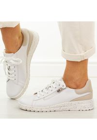 POTOCKI - Białe skórzane półbuty damskie Potocki 19402. Okazja: na co dzień. Zapięcie: sznurówki. Kolor: biały. Materiał: skóra. Szerokość cholewki: normalna. Sezon: wiosna, jesień, lato. Styl: casual, elegancki, klasyczny #1