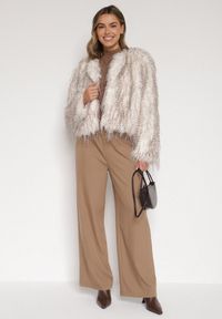 Born2be - Biała Futrzana Kurtka z Cieniowanym Wzorem Tusvella. Okazja: na co dzień. Kolor: biały. Materiał: futro. Styl: klasyczny, casual #2