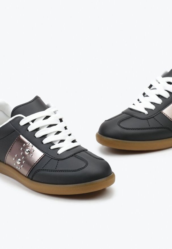 Born2be - Czarne Płaskie Sneakersy Sznurowane z Ozdobnymi Nitmi Blosenti. Nosek buta: okrągły. Zapięcie: sznurówki. Kolor: czarny. Materiał: materiał. Obcas: na obcasie. Wysokość obcasa: niski