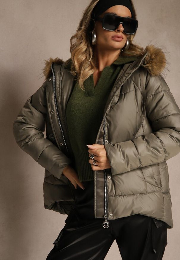 Renee - Ciemnozielona Trapezowa Kurtka z Pikowanymi Przeszyciami i Kapturem z Futerkiem Lanittia. Okazja: na co dzień, na spacer. Kolor: zielony. Materiał: futro. Styl: casual