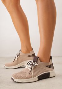 Born2be - Ciemnobeżowe Sneakersy z Podwójnym Sznurowaniem Fontarin. Nosek buta: okrągły. Kolor: beżowy. Materiał: materiał. Obcas: na obcasie. Wysokość obcasa: niski #1