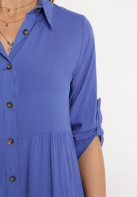 Born2be - Niebieska Rozkloszowana Sukienka Maxi z Bawełny w Koszulowym Stylu Onecca. Okazja: na co dzień. Kolor: niebieski. Materiał: bawełna. Wzór: aplikacja. Typ sukienki: koszulowe. Styl: casual. Długość: maxi #2