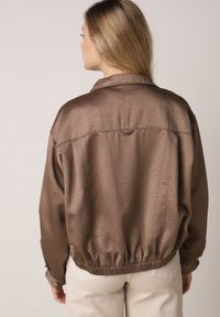 Born2be - Brązowa Kurtka Typu Bomberka z Kołnierzykiem i Regulacją przy Mankietach Tellavan. Okazja: na co dzień. Kolor: brązowy. Materiał: poliester, jeans. Styl: casual #8