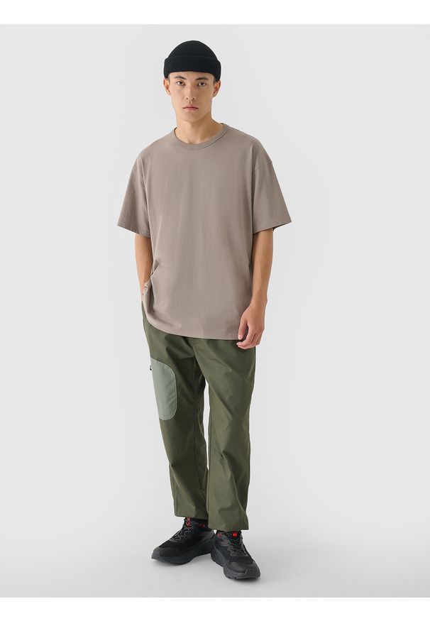 4f - 4F T-shirt oversize gładki męski - brązowy XL. Okazja: na co dzień. Kolor: brązowy. Materiał: bawełna, jersey, dzianina. Długość rękawa: krótki rękaw. Długość: krótkie. Wzór: gładki. Styl: sportowy, klasyczny, casual