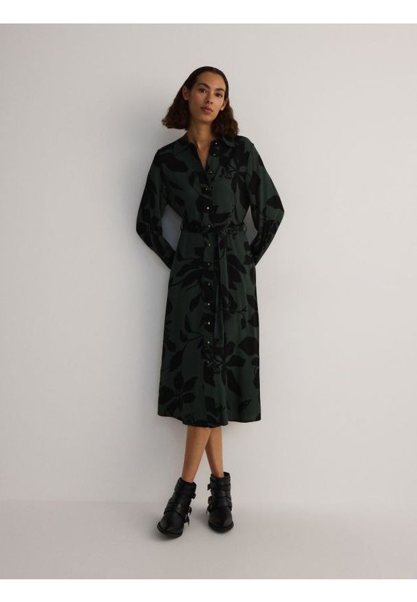 Reserved - Koszulowa sukienka midi z wiskozy - ciemnozielony. Kolor: zielony. Materiał: wiskoza. Typ sukienki: koszulowe. Długość: midi