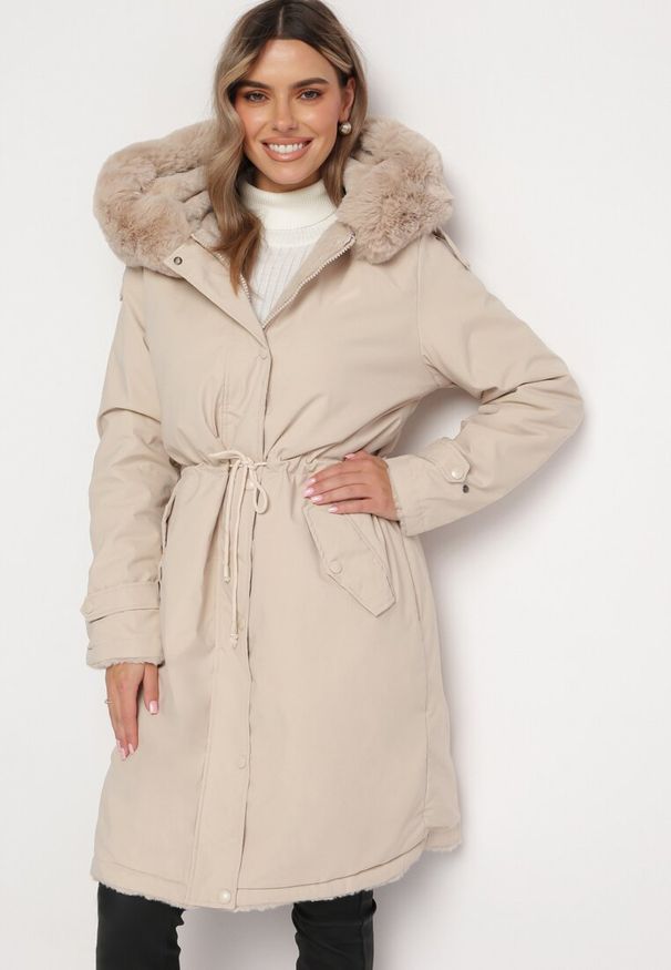 Born2be - Jasnobeżowa Kurtka za Kolano z Kapturem i Ozdobnym Futerkiem Therra. Typ kołnierza: kaptur. Kolor: beżowy. Materiał: futro. Wzór: aplikacja