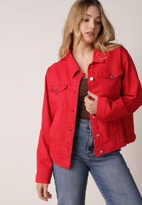 Born2be - Czerwona Bawełniana Kurtka Jeansowa Perimea. Kolor: czerwony. Materiał: bawełna, jeans #1