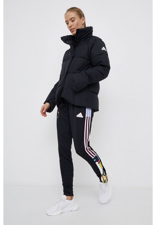 adidas Performance Kurtka puchowa damska kolor czarny zimowa. Okazja: na co dzień. Kolor: czarny. Materiał: puch. Długość rękawa: raglanowy rękaw. Wzór: gładki. Sezon: zima. Styl: casual