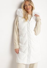 Born2be - Biała Kamizelka Pikowana z Futerkiem i Kapturem Innarella. Okazja: na co dzień, do pracy. Kolor: biały. Materiał: futro. Styl: casual, elegancki #1