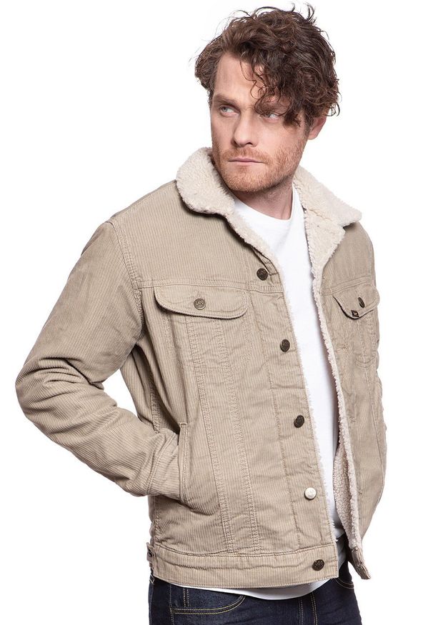 Lee - KURTKA ZIMOWA LEE SHERPA JACKET BEIGE L87AQM97 112122866. Materiał: bawełna, materiał, sztruks, jeans. Wzór: nadruk, jednolity, kolorowy. Sezon: zima. Styl: klasyczny, sportowy, vintage, elegancki