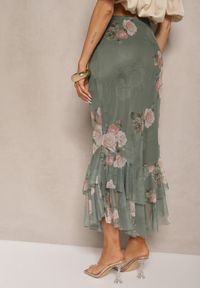 Renee - Ciemnozielona Dopasowana Spódnica z Ozdobną Falbaną Efravaria. Okazja: na co dzień, na spotkanie biznesowe. Kolor: zielony. Styl: biznesowy, elegancki, casual #3