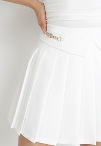 Born2be - Biała Rozkloszowana Spódnica Mini z Zakładkami Phexis. Kolor: biały #2