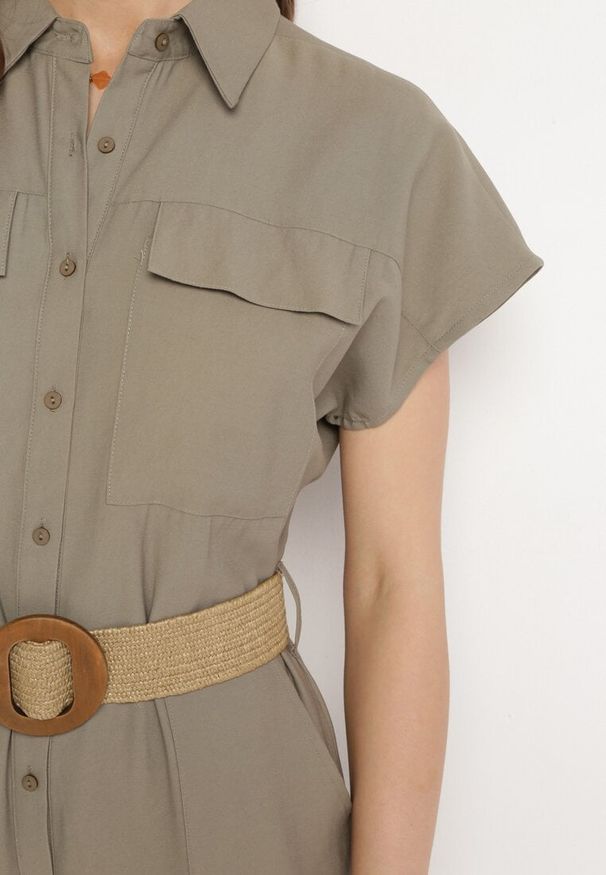 Born2be - Ciemnozielony Kombinezon Utility z Paskiem Plecionym z Okrągłą Klamrą Vesalia. Okazja: na co dzień. Kolor: zielony. Długość rękawa: krótki rękaw. Długość: krótkie. Wzór: aplikacja. Styl: klasyczny, casual, elegancki