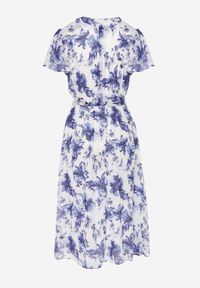 Renee - Niebieska Kopertowa Sukienka z Wiązanym Paskiem w Kwiatowy Print z Brokatem Runewea. Okazja: na randkę. Kolor: niebieski. Wzór: nadruk, kwiaty. Typ sukienki: kopertowe. Styl: boho #8