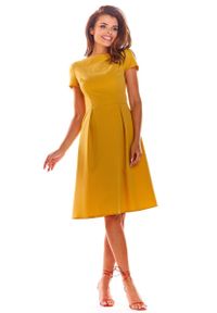 Awama - Żółta Klasyczna Lekko Rozkloszowana Sukienka z Krótkim Rękawem. Kolor: żółty. Materiał: poliester, wiskoza. Długość rękawa: krótki rękaw. Styl: klasyczny #1
