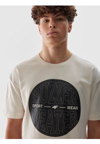 4f - T-shirt regular z nadrukiem męski. Kolor: beżowy. Materiał: bawełna. Wzór: nadruk #2