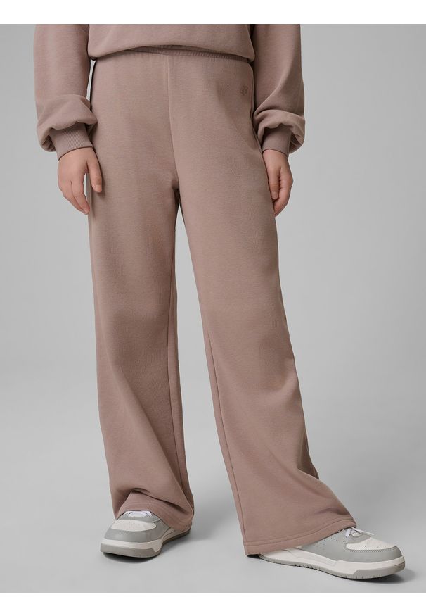 4f - 4F Spodnie dresowe z prostymi nogawkami dziewczęce - beżowe 122 (6-7 lat). Okazja: na co dzień, na uczelnię. Kolor: beżowy. Materiał: dresówka. Sezon: lato. Styl: casual, klasyczny