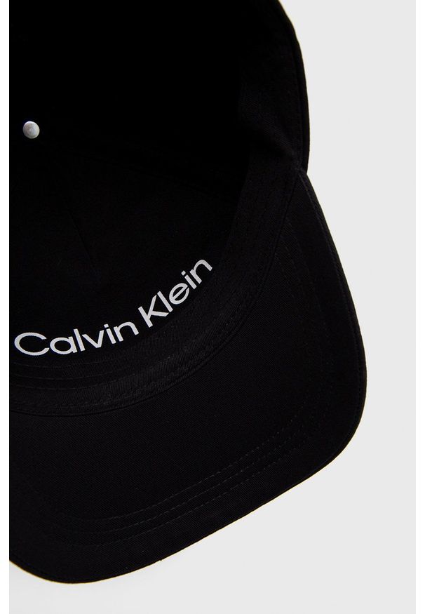Calvin Klein czapka bawełniana kolor czarny z aplikacją. Kolor: czarny. Materiał: bawełna. Wzór: aplikacja