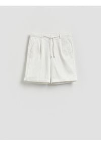 Reserved - Szorty regular z wiskozą - biały. Kolor: biały. Materiał: wiskoza #1