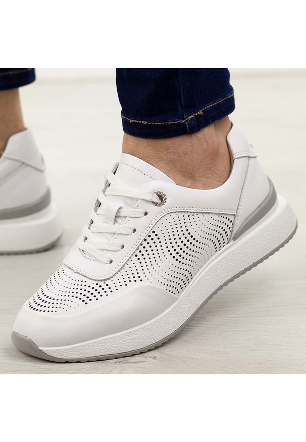 Białe ażurowe skórzane półbuty damskie S.Barski 51-551. Okazja: na co dzień, na spacer. Kolor: biały. Materiał: skóra. Szerokość cholewki: normalna. Wzór: ażurowy. Sezon: jesień, wiosna, lato. Styl: klasyczny, casual, elegancki