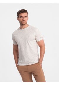 Ombre Clothing - T-shirt męski fullprint z kolorowymi literami - jasnobeżowy V1 - Rozmiar: M. Okazja: na co dzień. Kolor: beżowy. Materiał: materiał, bawełna, zamsz, żakard, dzianina, prążkowany, poliester. Wzór: kolorowy. Styl: klasyczny, casual #1