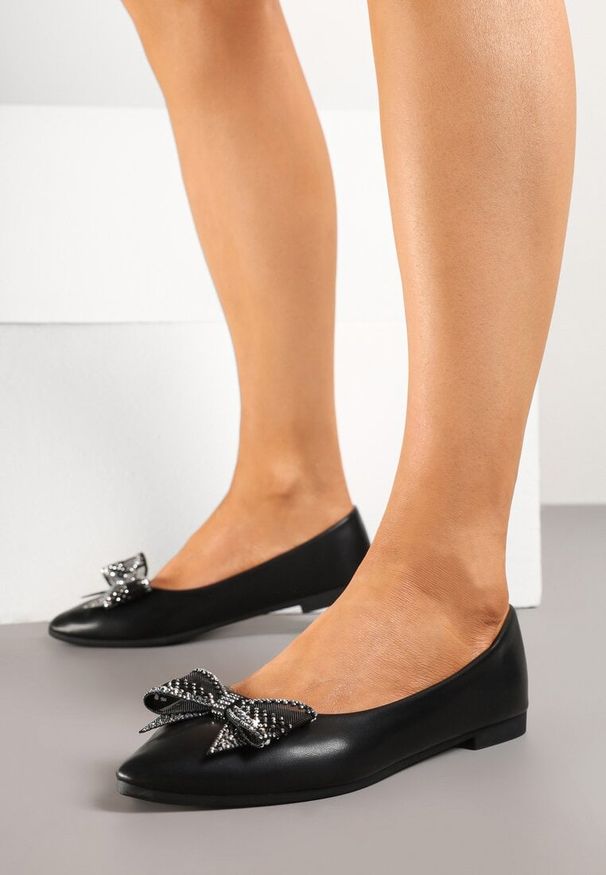 Renee - Czarne Balerinki z Kokardą i Cyrkoniami Marintis. Okazja: na co dzień, na imprezę. Kolor: czarny. Materiał: jeans. Styl: wizytowy, elegancki, casual