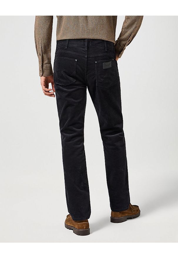 Wrangler - WRANGLER MĘSKIE SPODNIE SZTRUKSOWE GREENSBORO BLACK 112357406 W15Q013729